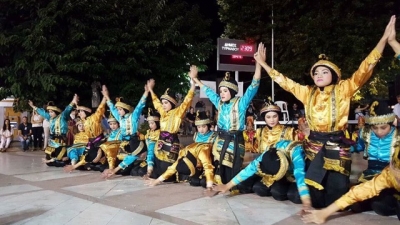 INDONESIA - Jakarta - Dance Group "Labsky" (Smp Labschool Kebayoran)